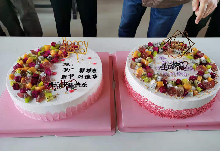 公司为员工举办生日会